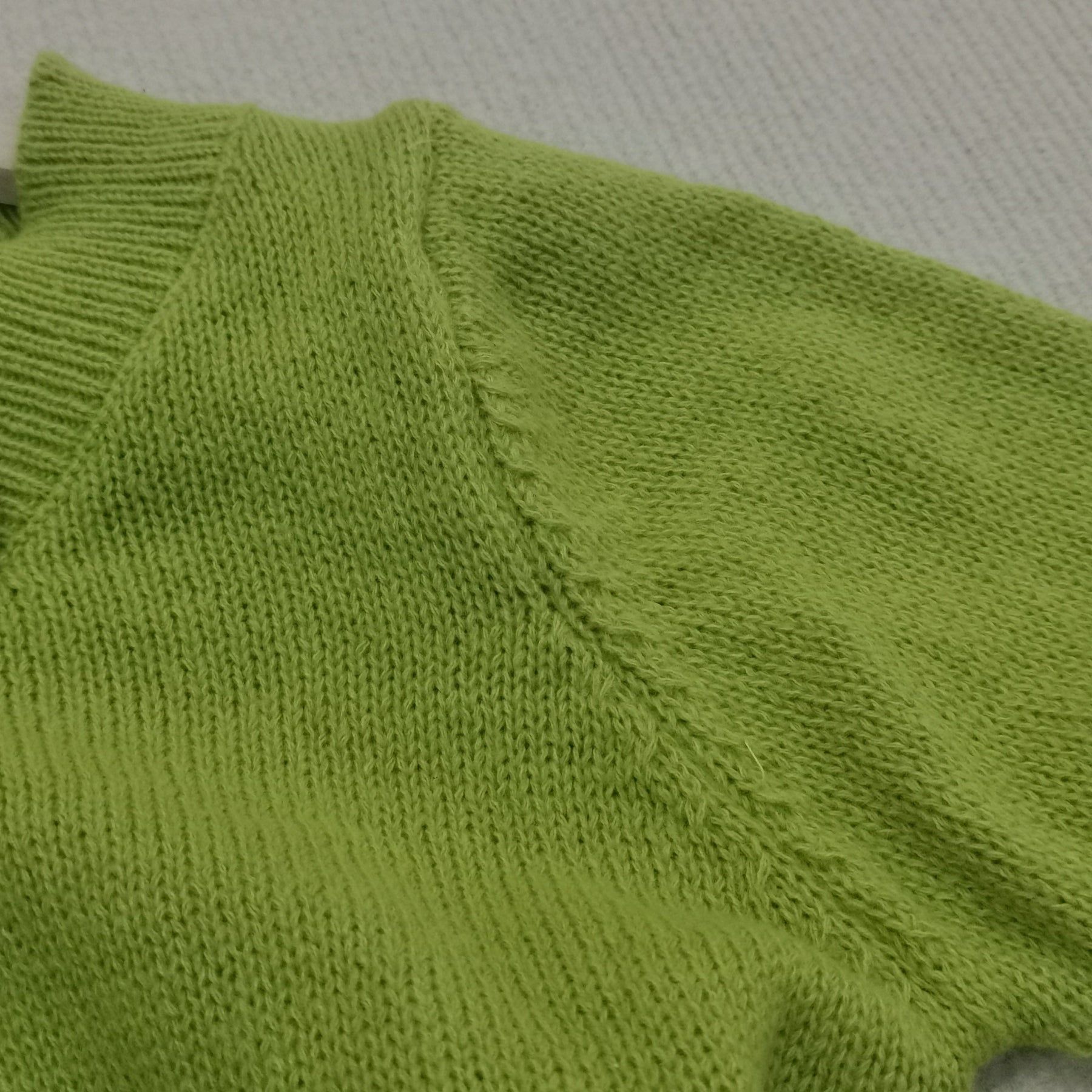 HerbstTrend® - Grüner einfarbiger Pullover mit V-Ausschnitt