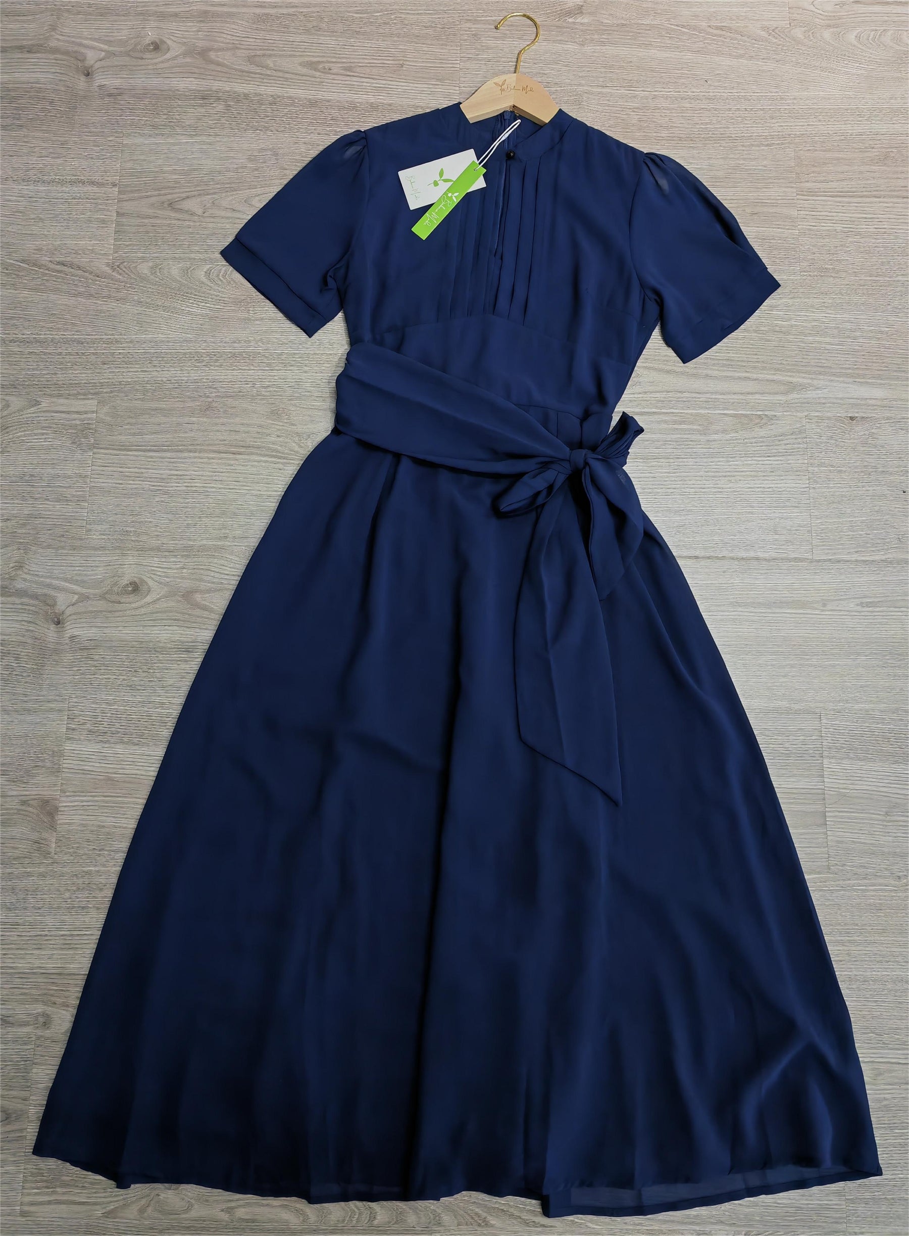 SpringStil® - Marineblaues einfarbiges Midikleid mit kurzen Ärmeln