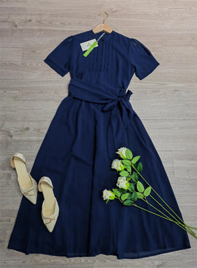 SpringStil® - Marineblaues einfarbiges Midikleid mit kurzen Ärmeln