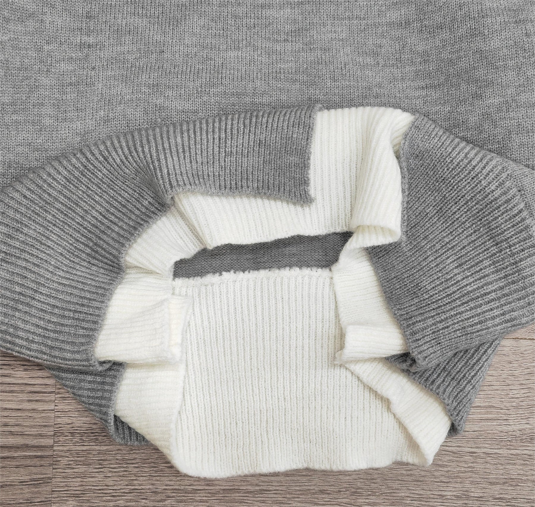 BlütenBliss® - Grauer und weißer übergroßer Pullover mit langen Ärmeln und Cut-Out