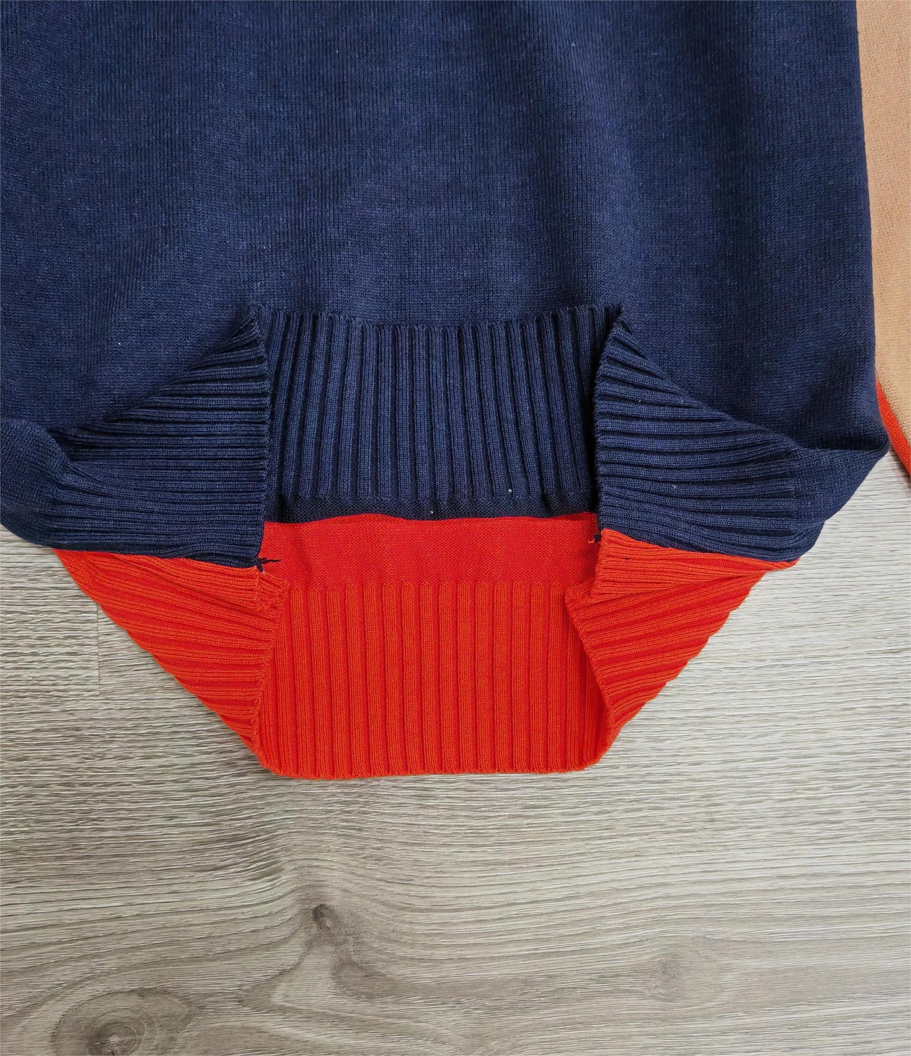 FallStil® - Marineblauer und orangefarbener Pullover mit Retro-Streifen