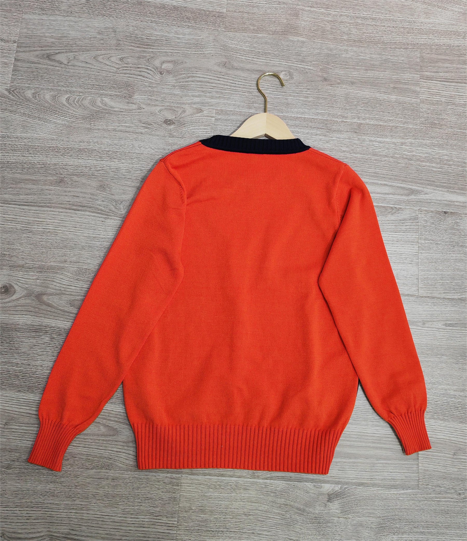 FallStil® - Marineblauer und orangefarbener Pullover mit Retro-Streifen