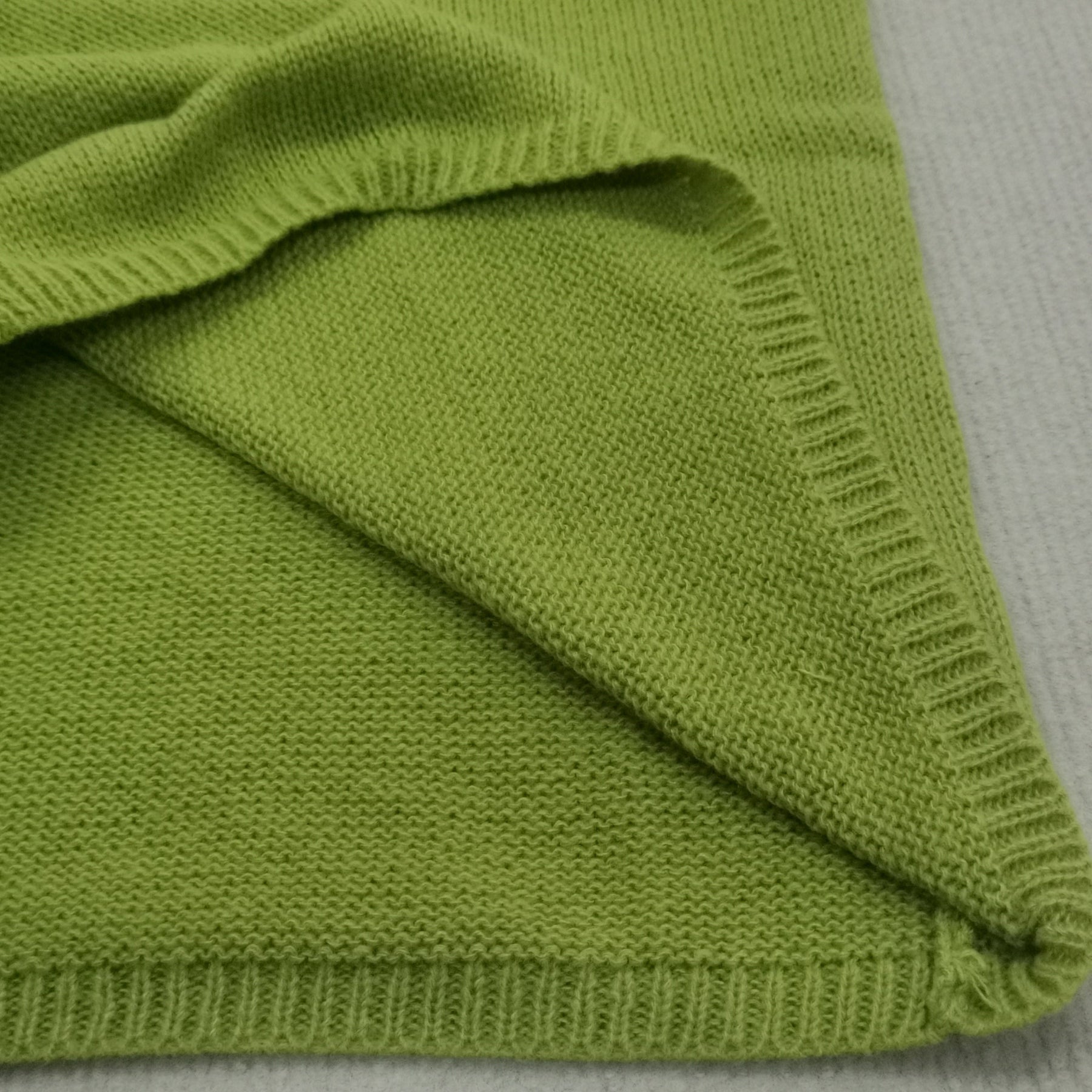 HerbstTrend® - Grüner einfarbiger Pullover mit V-Ausschnitt